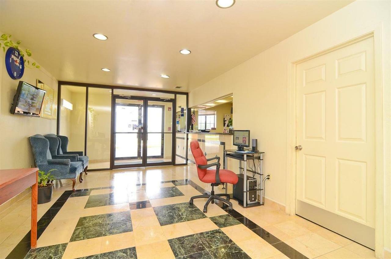 Pine Point Inn & Suites Smithville Екстер'єр фото