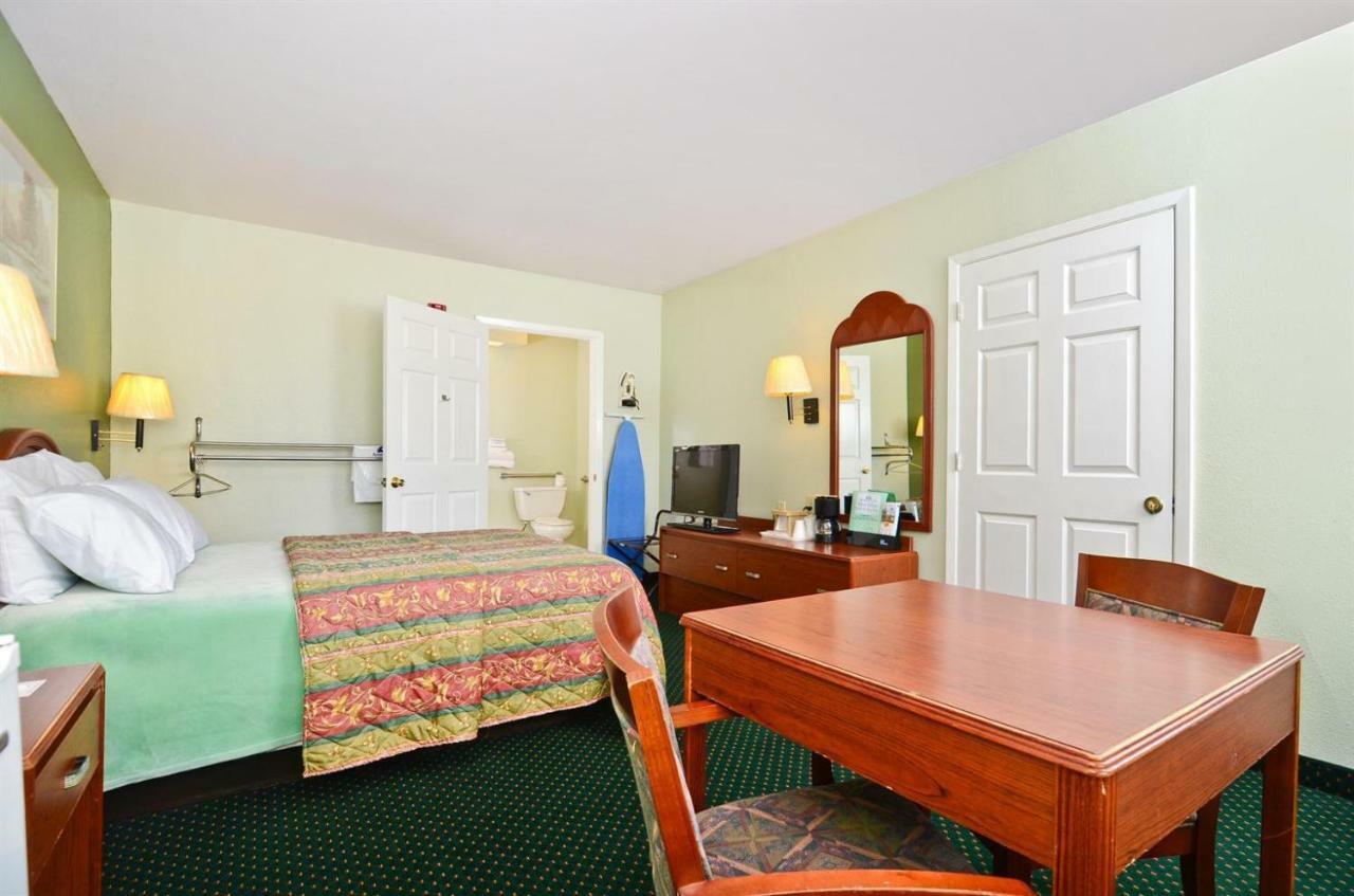 Pine Point Inn & Suites Smithville Екстер'єр фото