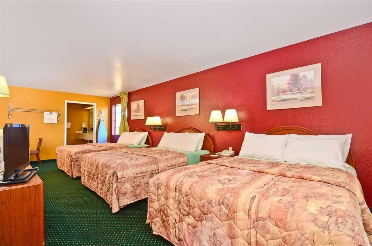 Pine Point Inn & Suites Smithville Екстер'єр фото