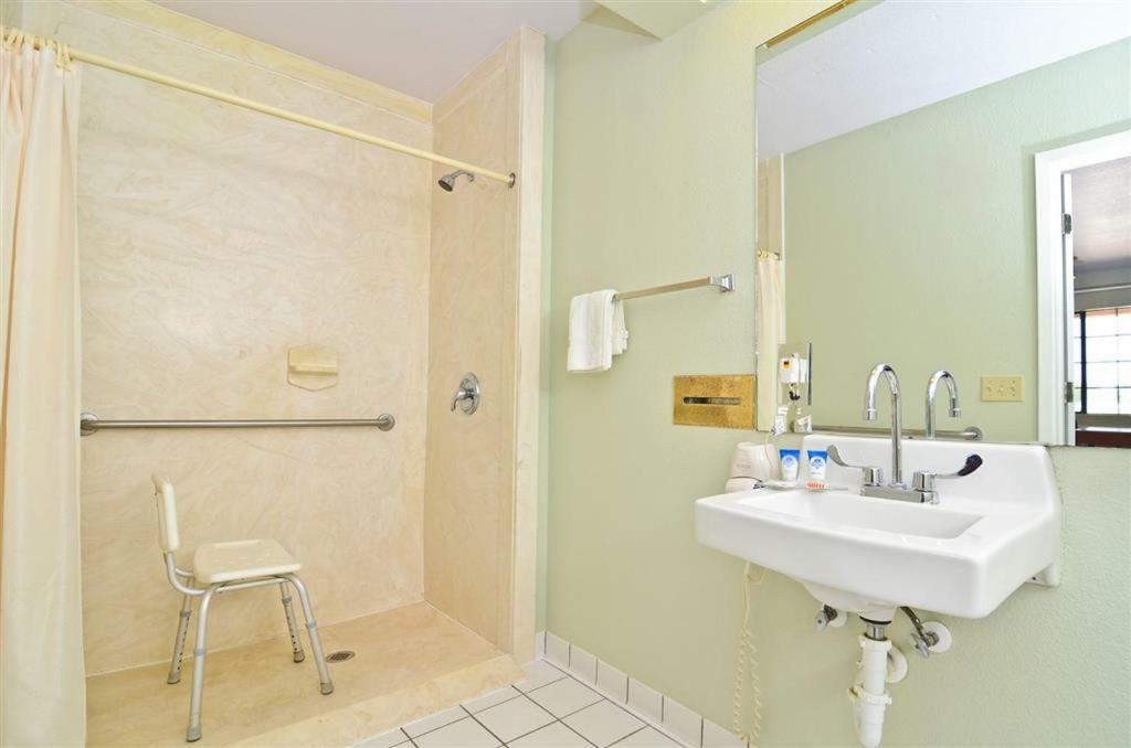Pine Point Inn & Suites Smithville Екстер'єр фото