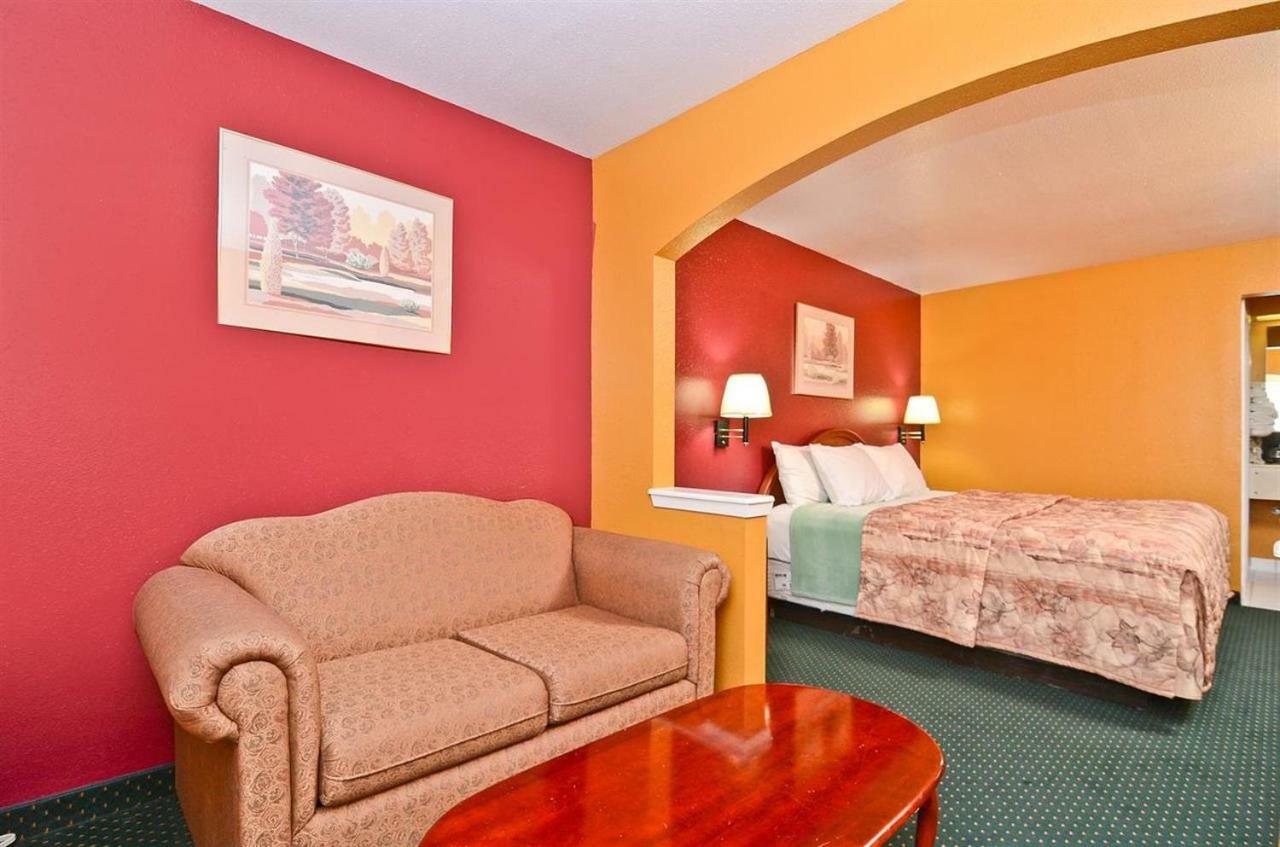 Pine Point Inn & Suites Smithville Екстер'єр фото