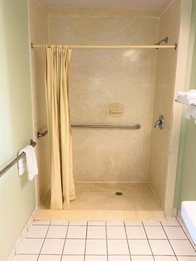 Pine Point Inn & Suites Smithville Екстер'єр фото