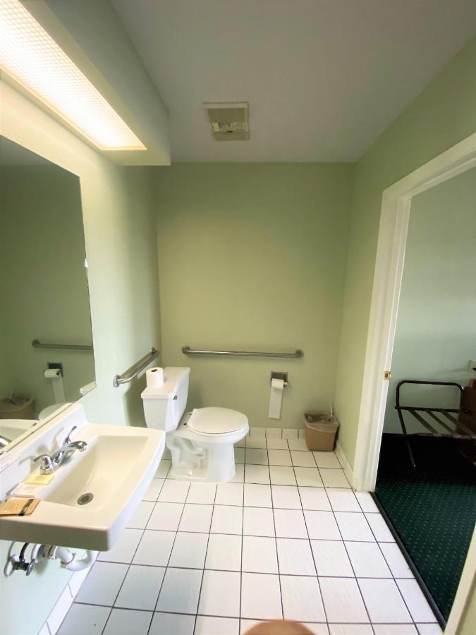 Pine Point Inn & Suites Smithville Екстер'єр фото