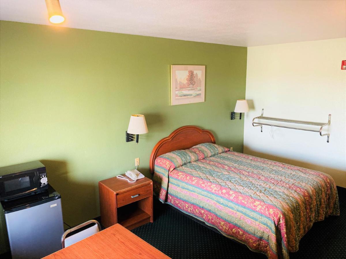 Pine Point Inn & Suites Smithville Екстер'єр фото