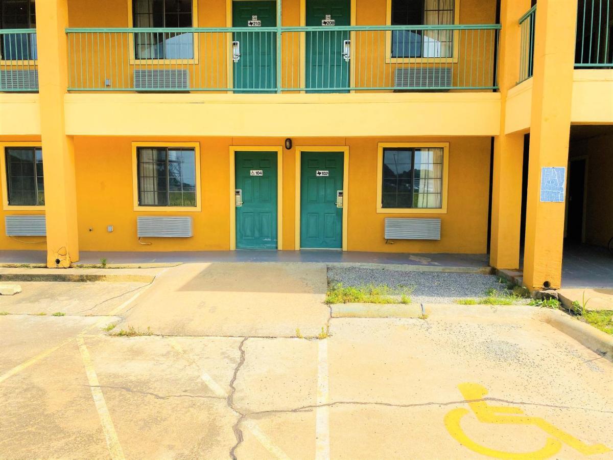 Pine Point Inn & Suites Smithville Екстер'єр фото