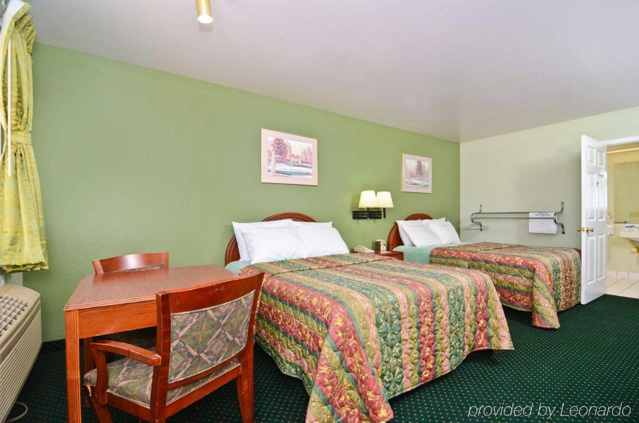 Pine Point Inn & Suites Smithville Екстер'єр фото